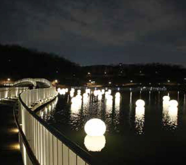 Les spectaculaires luminaires flottants Moon offrent une illumination sans faille grâce aux évents GORE Protective Vents