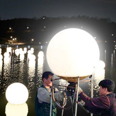 Les spectaculaires luminaires flottants Moon offrent une illumination sans faille grâce aux évents GORE<sup>®</sup> Protective Vents