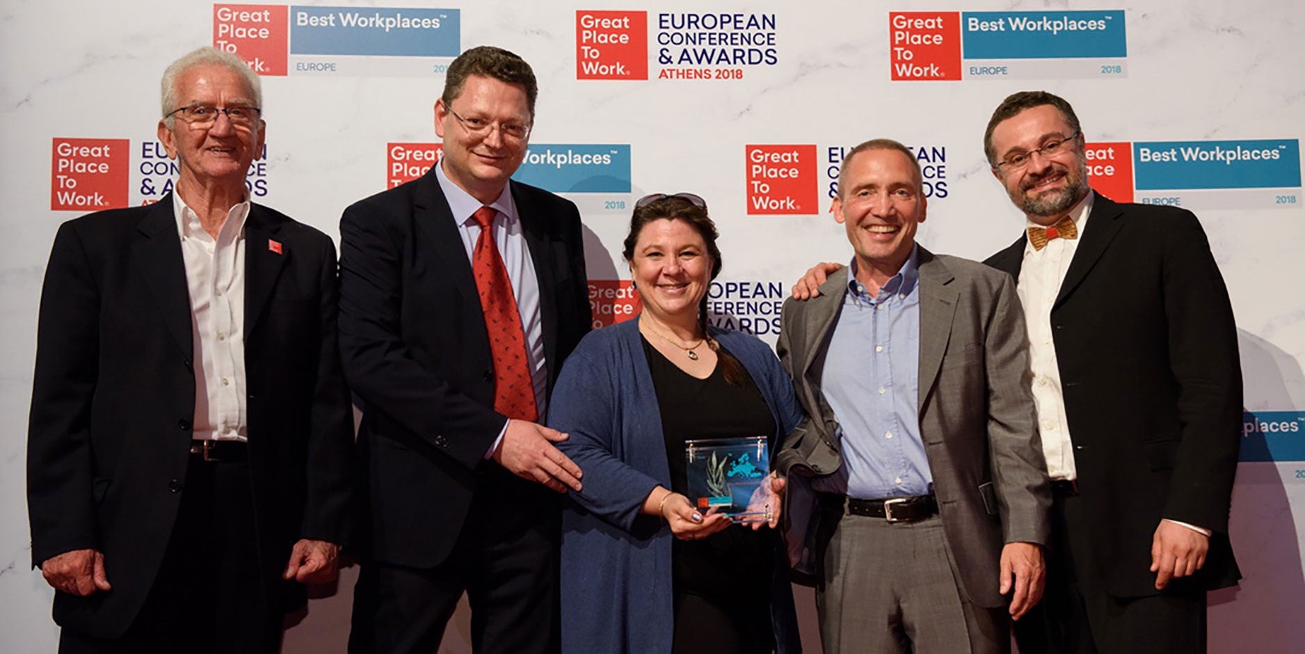 Maurício Korbivcher (GPTW), John Bloem (Membre de la direction de la filiale espagnole W. L. Gore y Asociados, S.L.), Geraldine Mondou (Responsable des Ressources Humaines chez W. L. Gore & Associés S.A.R.L., France), Michael Haag (External Affairs W. L. Gore & Associates GmbH, Putzbrunn) et Andrea Montuschi (GPTW) lors de la remise des prix à Athènes.