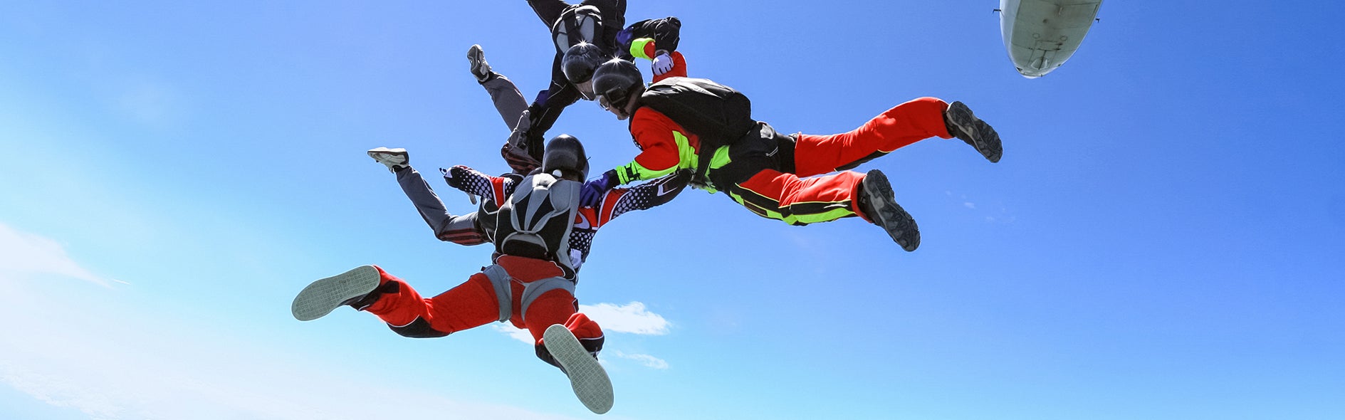 Photo de parachutistes vivant une expérience palpitante. La conformité à la réglementation sur les produits chimiques ne devrait en revanche pas provoquer de frissons.