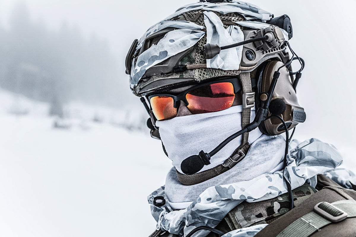 Soldats équipés d'un casque près des montagnes arctiques